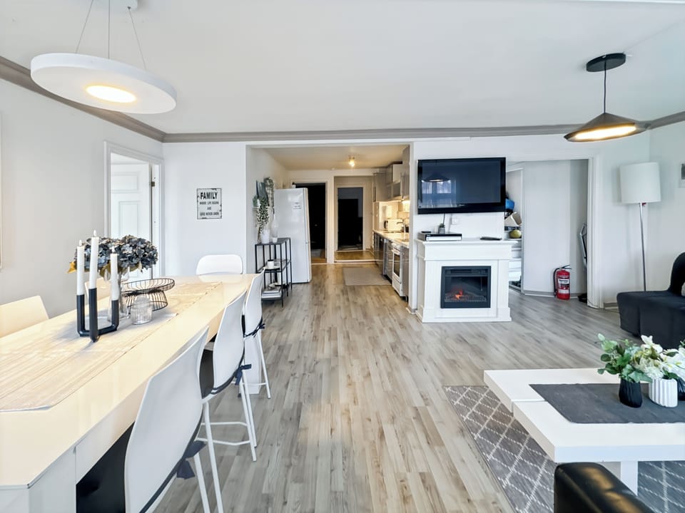 Apartment, 4 Bedrooms, Smoking, Balcony | Living room | Books