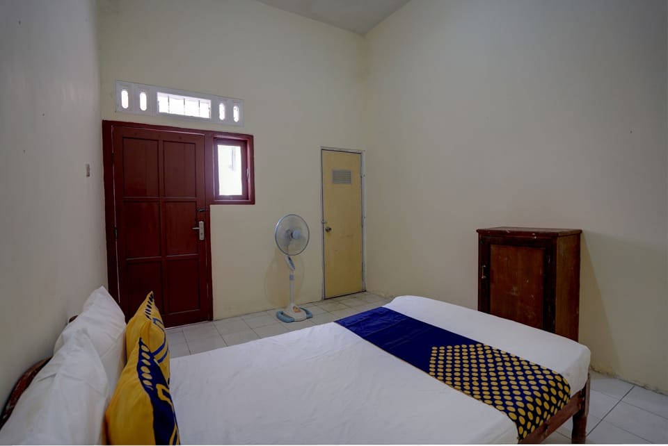 Economy Double Room | Laptop workspace, free WiFi, bed sheets