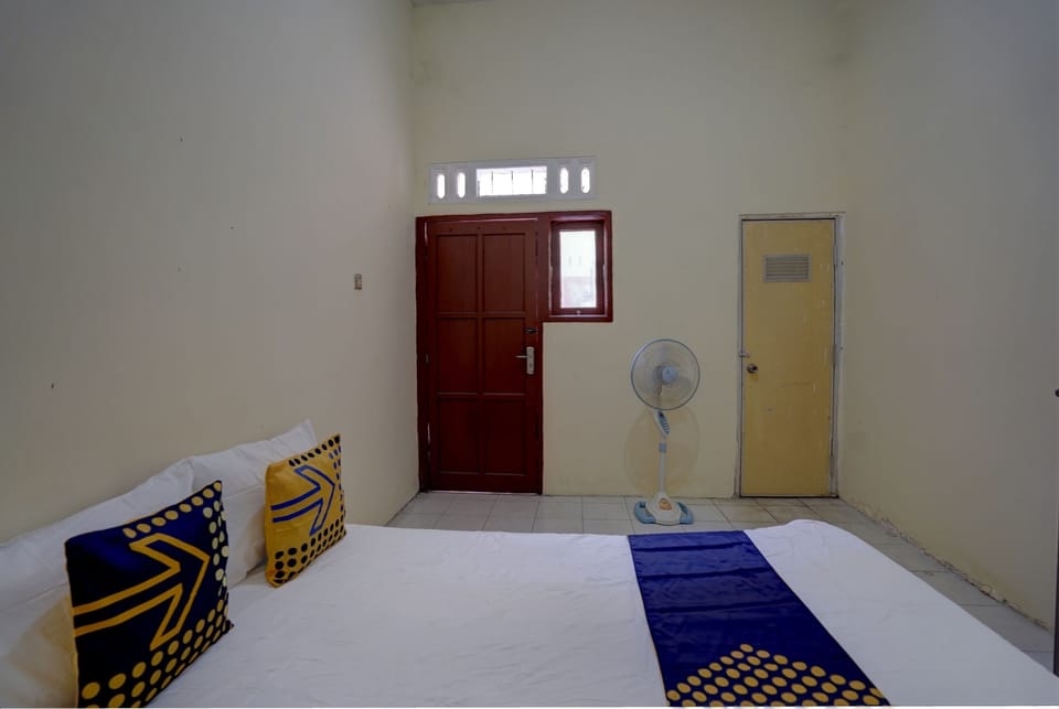 Economy Double Room | Laptop workspace, free WiFi, bed sheets