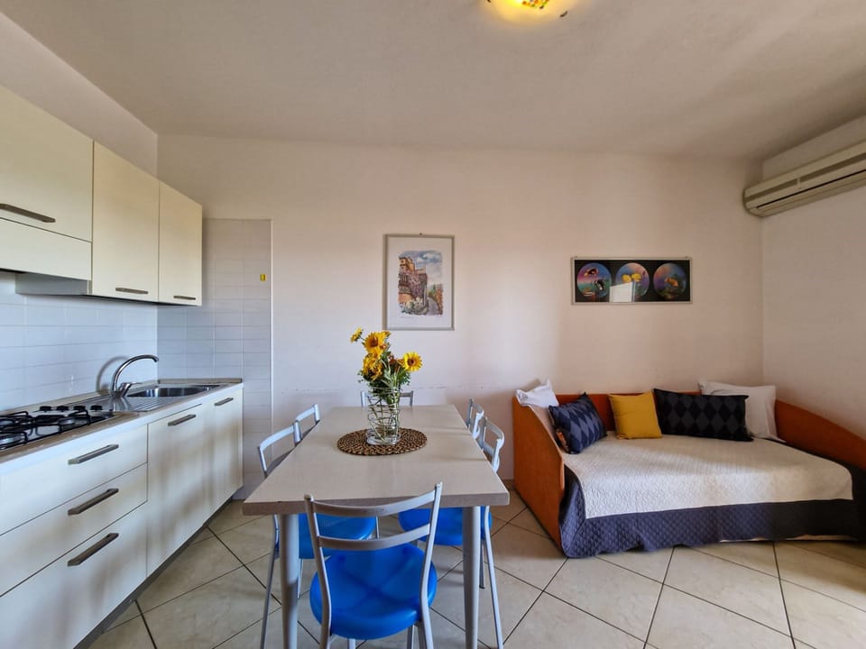Apartment, 2 Bedrooms, Balcony, Ocean View | Dining room