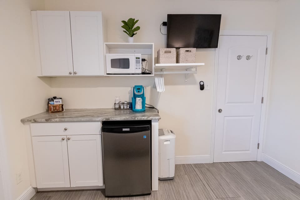 Luxury Studio, 1 King Bed | Down comforters, individually decorated, individually furnished