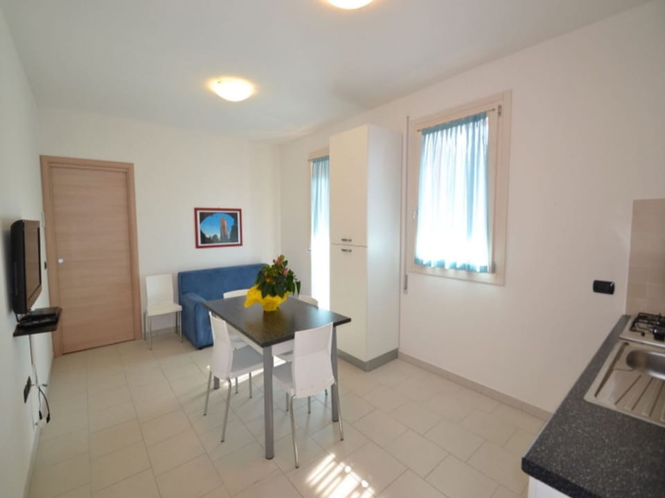 Apartment, 2 Bedrooms, Balcony, City View | Dining