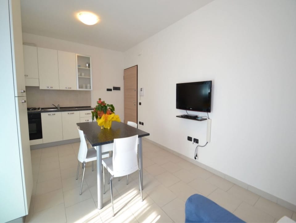 Apartment, 2 Bedrooms, Balcony, City View | Dining room