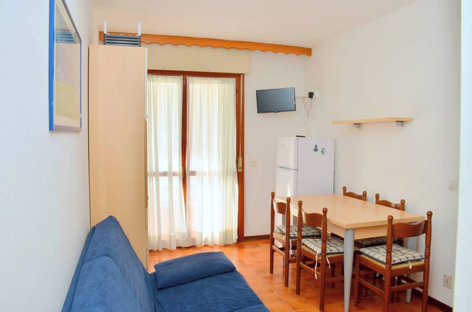 Apartment, 1 Bedroom, Balcony, City View | Living room