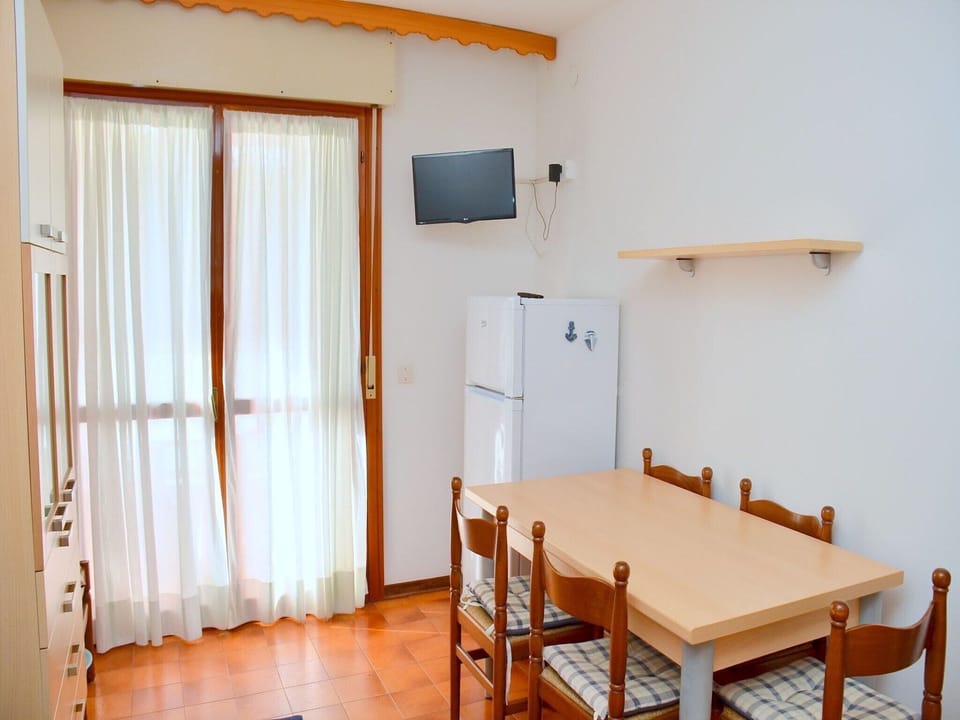 Apartment, 1 Bedroom, Balcony, City View | Dining