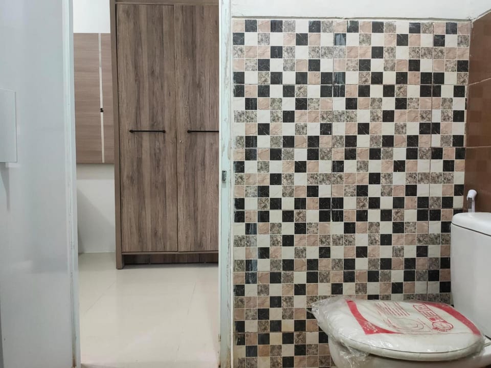 Basic Double Room | Bathroom | Shower, towels