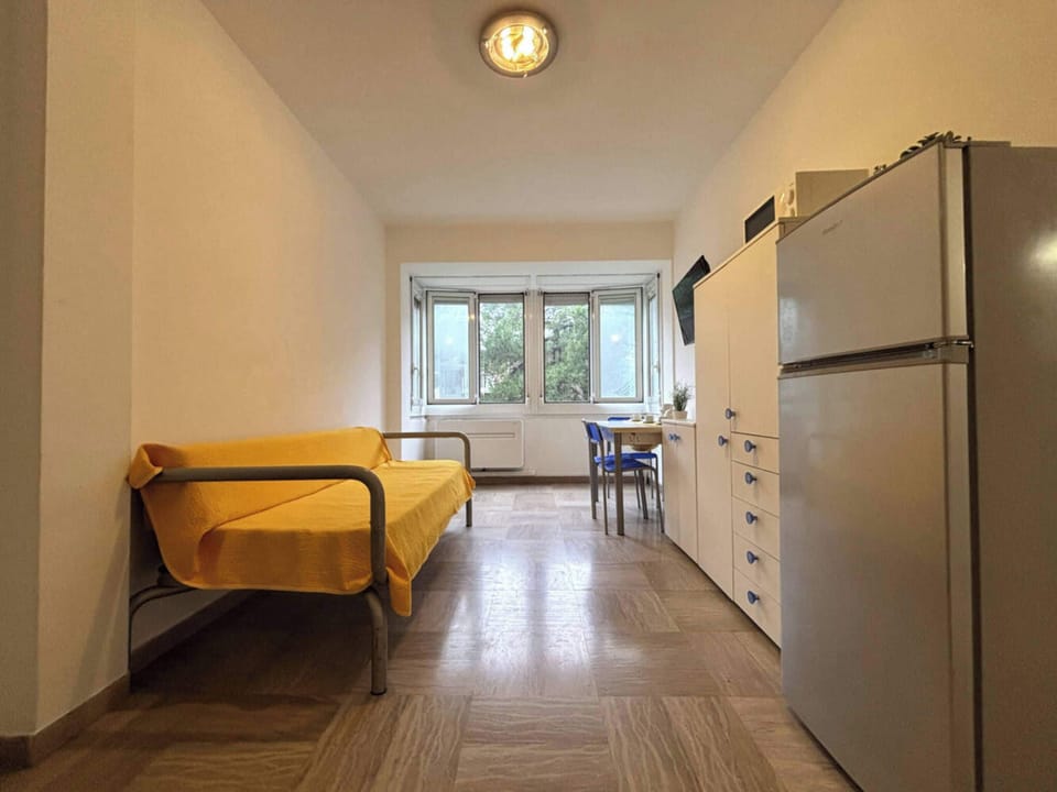 Apartment, 3 Bedrooms | Dining room