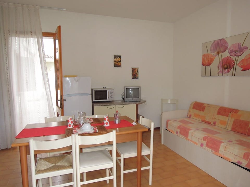 Apartment, 2 Bedrooms, Balcony, Garden View | Living room