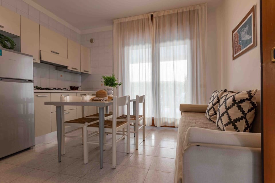 Apartment, 2 Bedrooms | Dining room