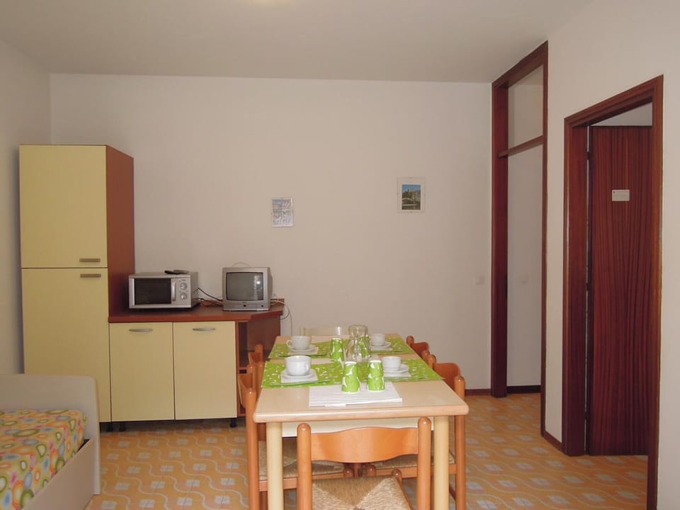 Apartment, 2 Bedrooms, Patio, Garden View | Dining