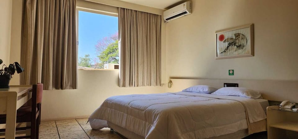Travel crib, free WiFi, bed sheets