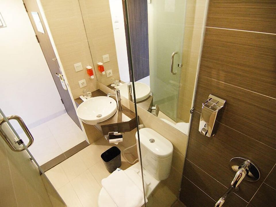 X Deluxe Twin Room | Bathroom | Shower, rainfall showerhead, slippers, towels