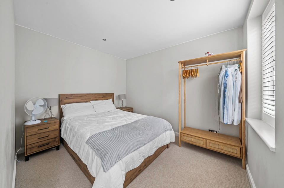 3 bedrooms, iron/ironing board, WiFi (free), bed sheets