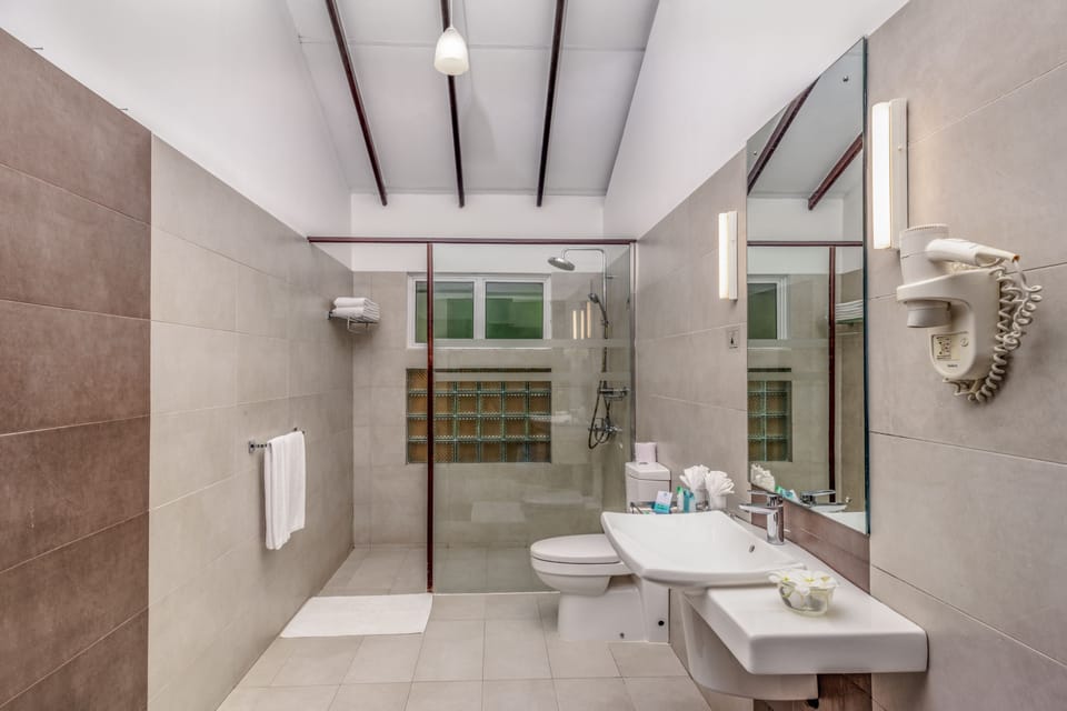 Shower, rainfall showerhead, free toiletries, hair dryer