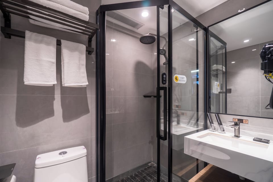 Standard Single Room | Bathroom | Shower, rainfall showerhead, slippers, towels