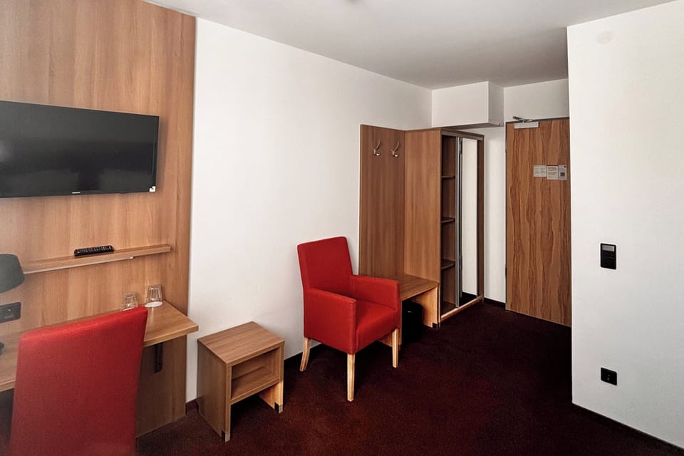 Desk, soundproofing, free WiFi, bed sheets