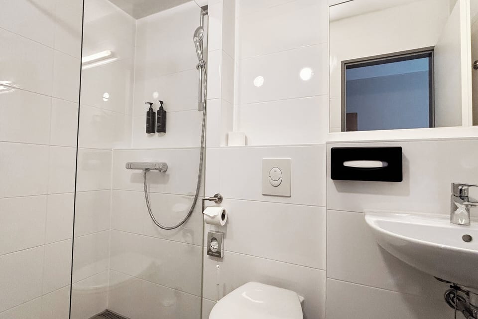 Standard Room, 1 Queen Bed | Bathroom | Shower, free toiletries, towels