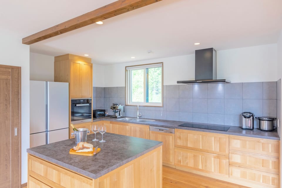Deluxe Chalet | Private kitchen | Fridge, microwave, oven, dishwasher
