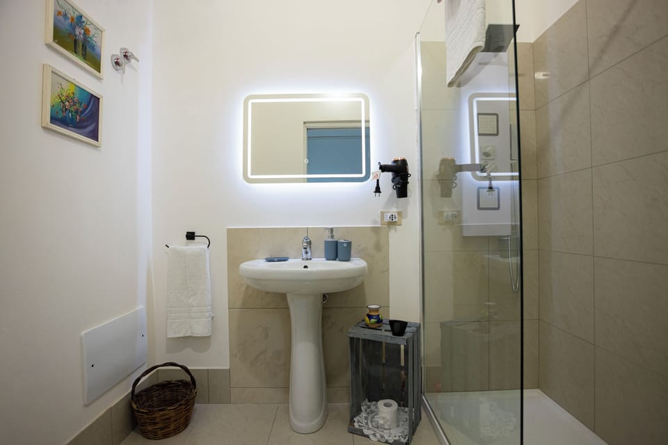 Assabinidica - Junior Suite | Bathroom | Free toiletries, hair dryer, bathrobes