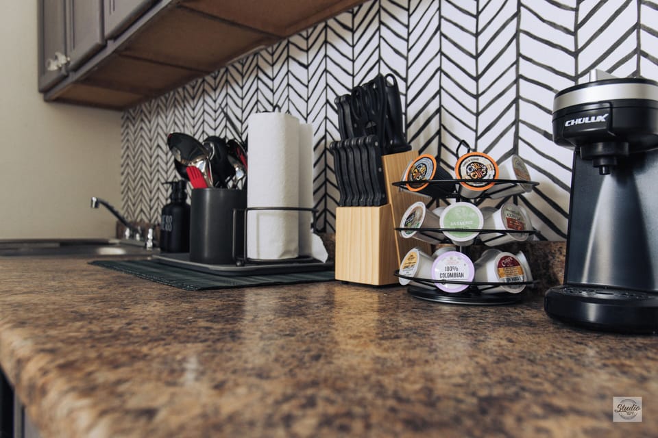 Full-size fridge, microwave, oven, stovetop