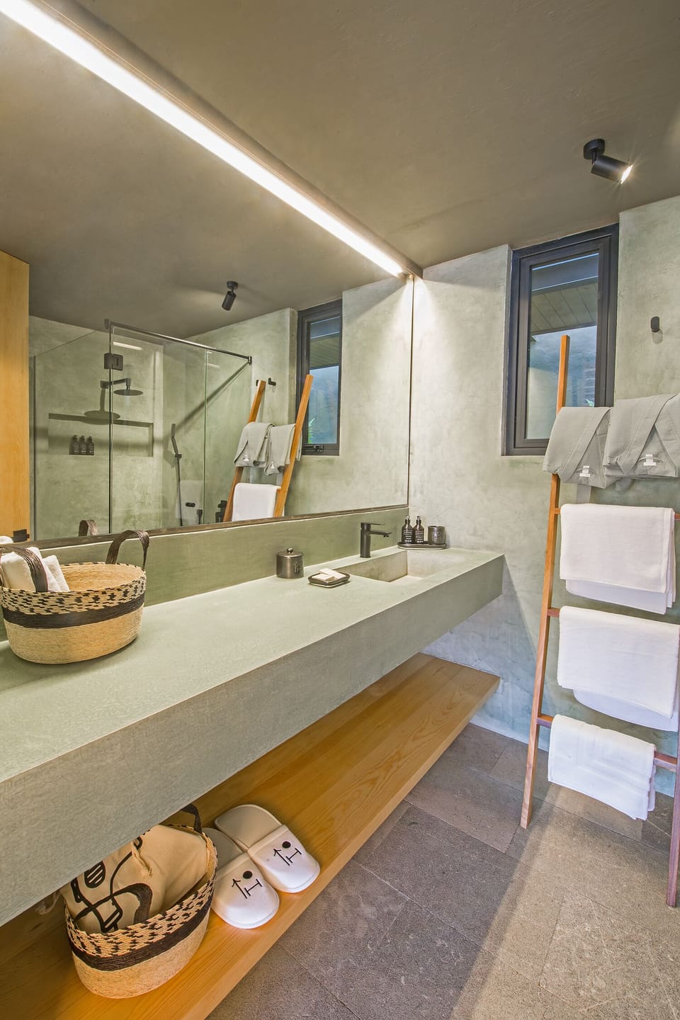 Shower, rainfall showerhead, free toiletries, hair dryer