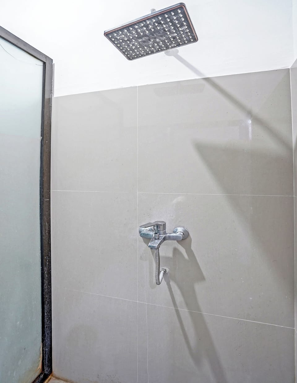 Standard Double Room | Bathroom | Shower, bidet, towels