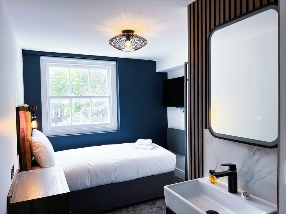 Single Room | Desk, iron/ironing board (on request), WiFi (free), bed sheets