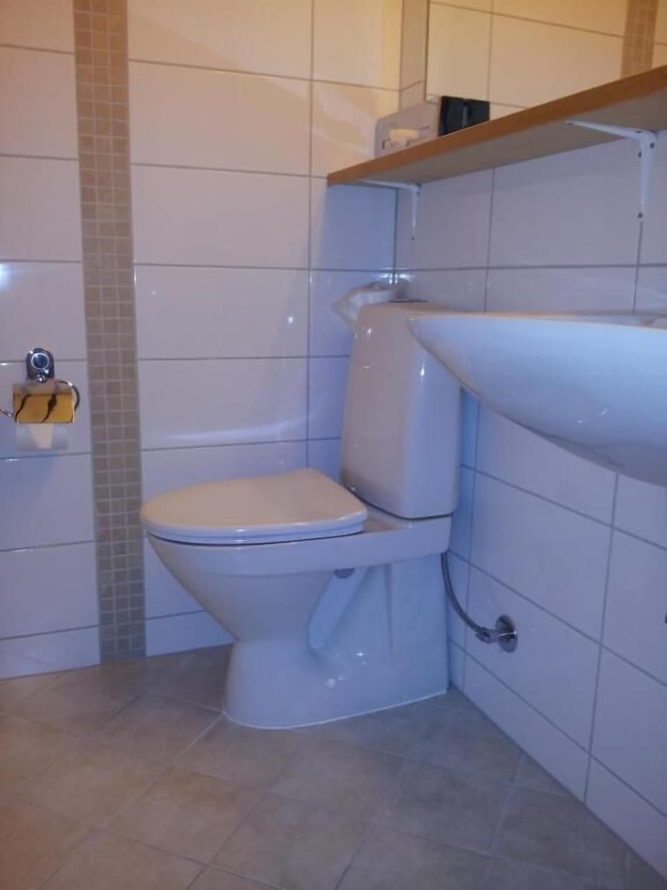 Deep soaking tub, heated floors, towels