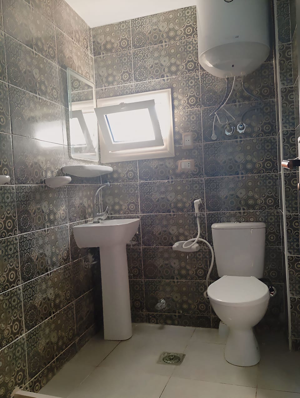 Hydromassage showerhead, hair dryer, towels