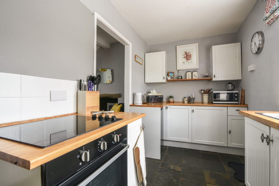 Cottage | Private kitchen | Fridge, dishwasher, electric kettle, toaster
