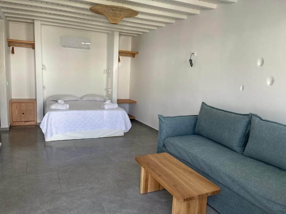 Deluxe Studio, 1 Bedroom, Non Smoking (11) | In-room safe, blackout drapes, iron/ironing board, free WiFi