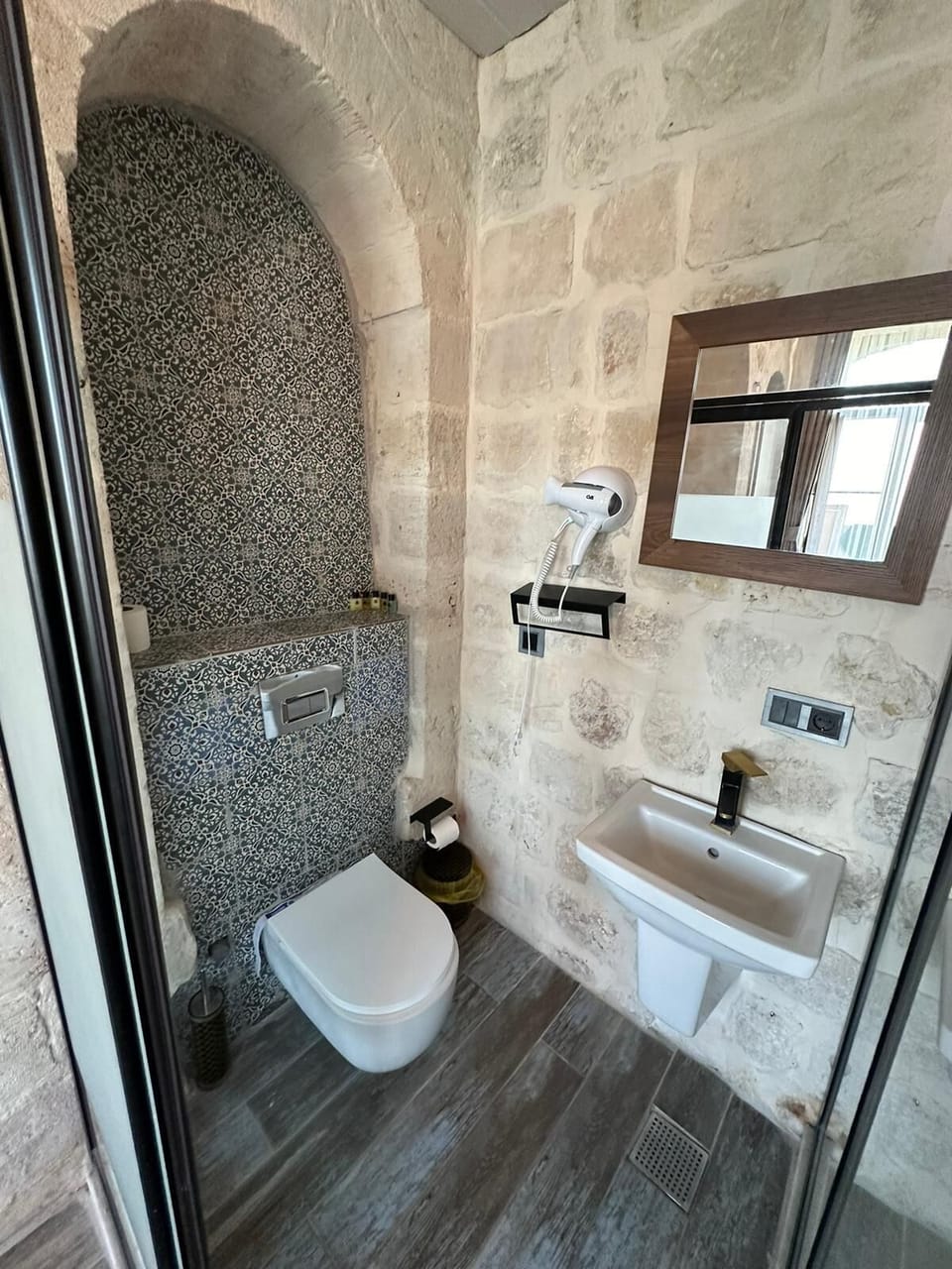 Deluxe Suite | Bathroom | Shower, rainfall showerhead, hair dryer, towels
