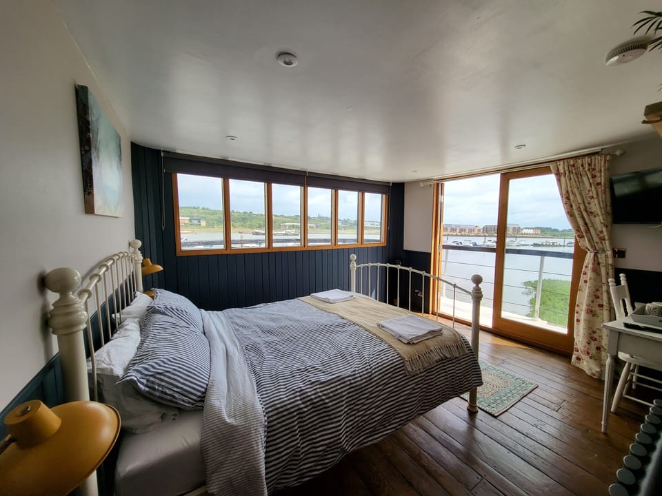 Superior Double Room, Ensuite, Marina View | Free WiFi, bed sheets