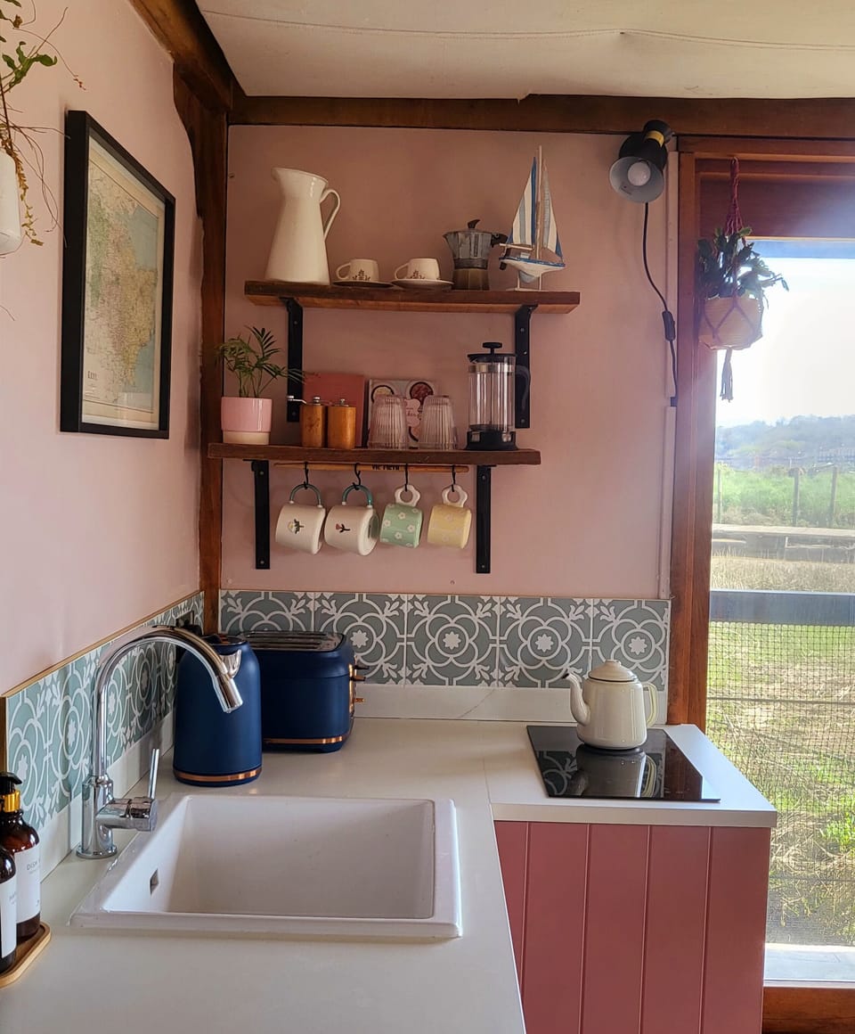 Traditional Apartment, Ensuite, Marina View | Private kitchen | Electric kettle