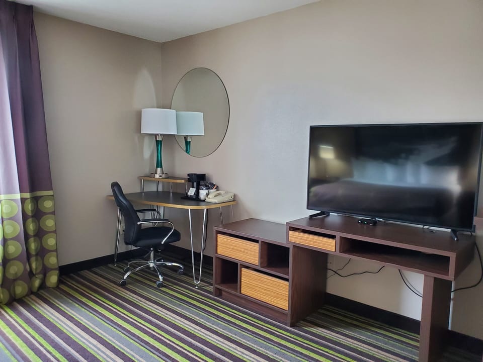 Studio, Non Smoking (2 King Beds) | Hypo-allergenic bedding, in-room safe, desk, laptop workspace