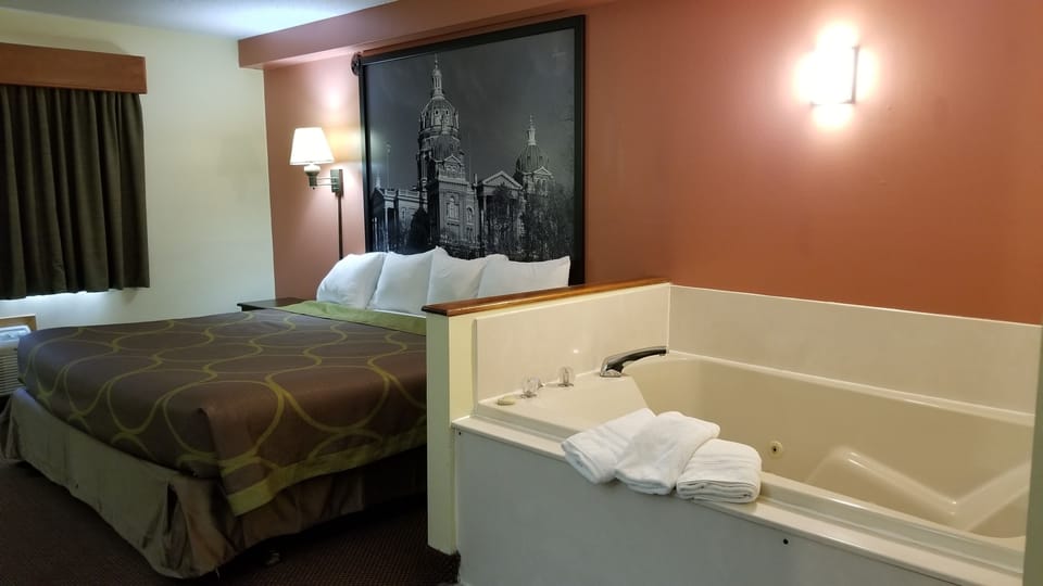Studio Suite, 1 King Bed, Non Smoking | Jetted tub