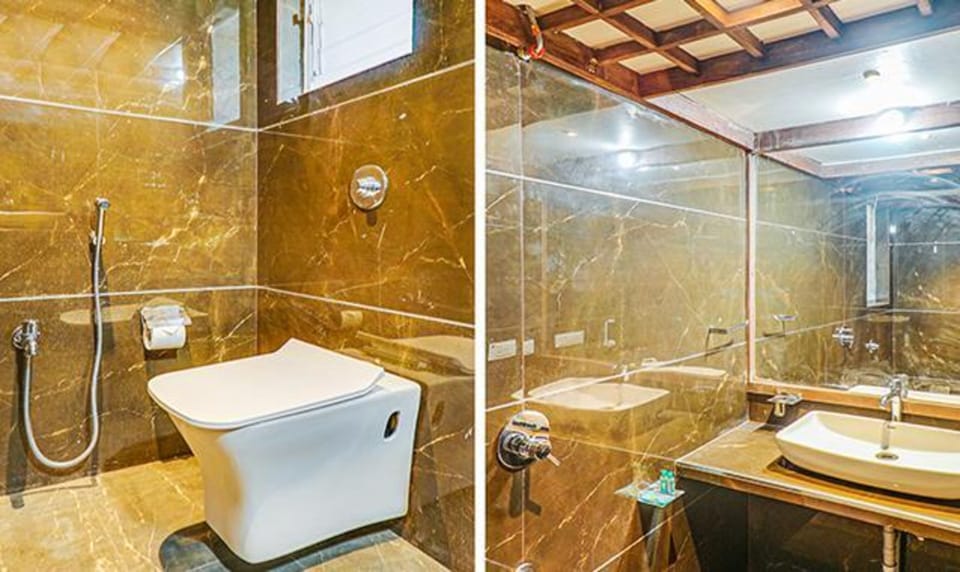 Deluxe Room | Bathroom | Shower, rainfall showerhead, free toiletries, towels