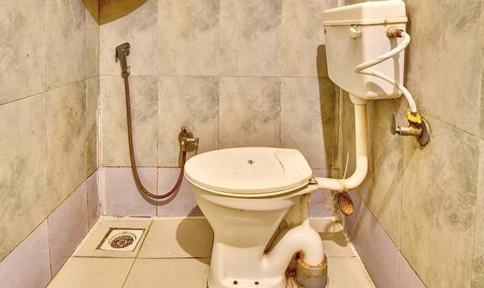 Shower, rainfall showerhead, free toiletries, towels
