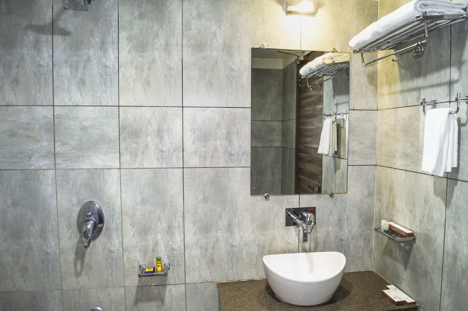 Shower, rainfall showerhead, free toiletries, towels