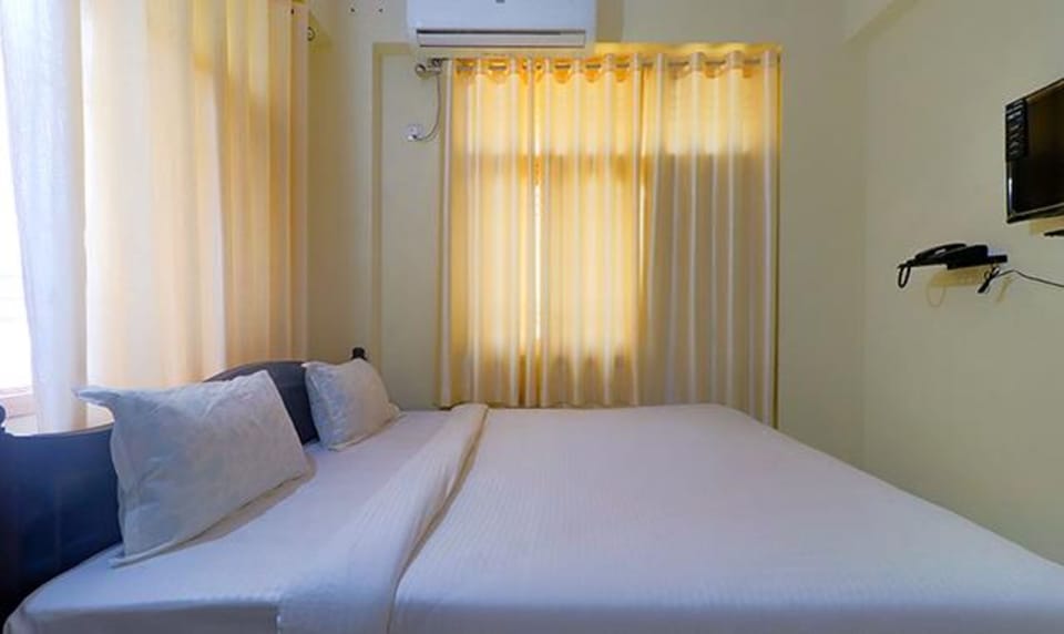 Deluxe Room | Egyptian cotton sheets, premium bedding, in-room safe, WiFi (free)