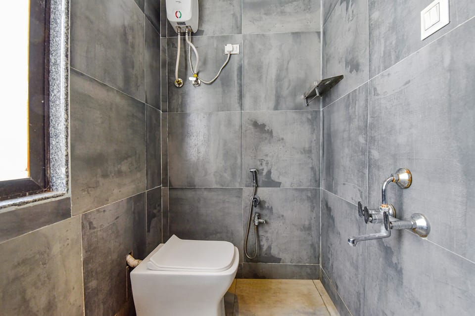 Shower, rainfall showerhead, free toiletries, towels