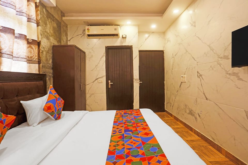 Egyptian cotton sheets, premium bedding, in-room safe, desk