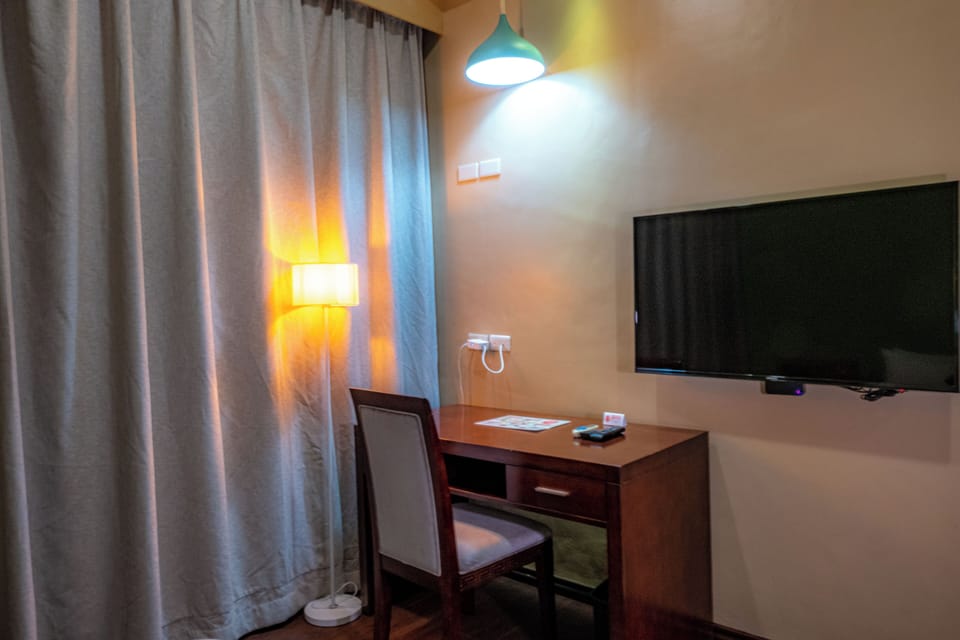 Deluxe King Room | Down comforters, minibar, in-room safe, desk