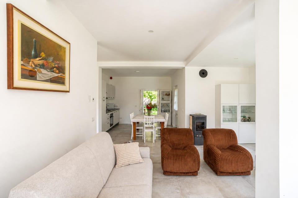 Family Apartment, 2 Bedrooms, 2 Bathrooms, Beachside (Casa Veligato 2) | Living area | Smart TV