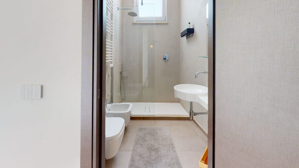 Deluxe Room | Bathroom | Shower, rainfall showerhead, free toiletries, hair dryer