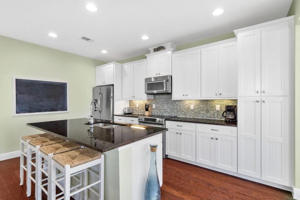 House | Private kitchen | Full-size fridge, microwave, oven, stovetop