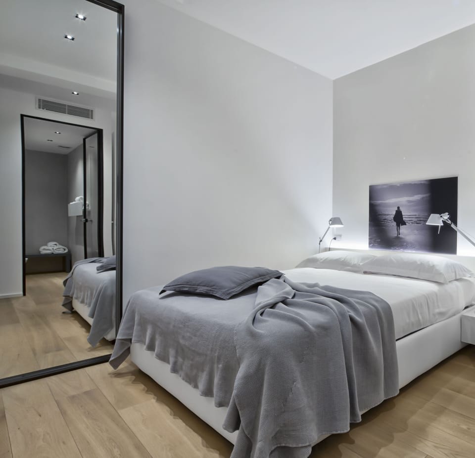 Design Double Room | Desk, laptop workspace, WiFi (free), bed sheets