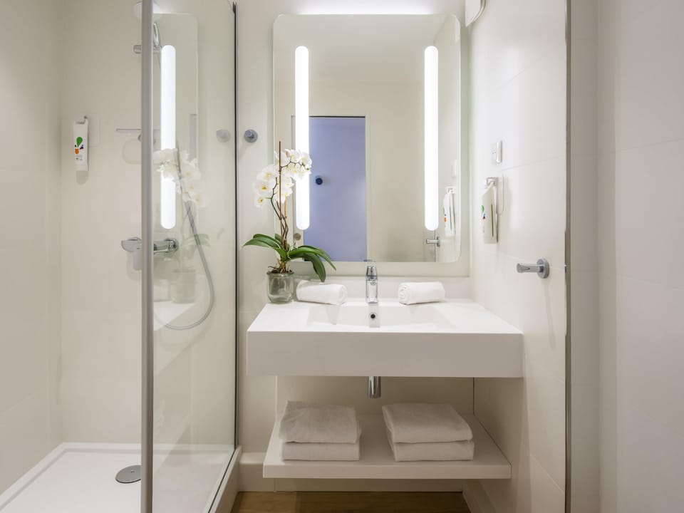 Standard Room, 2 Twin Beds | In-room safe, desk, laptop workspace, blackout drapes