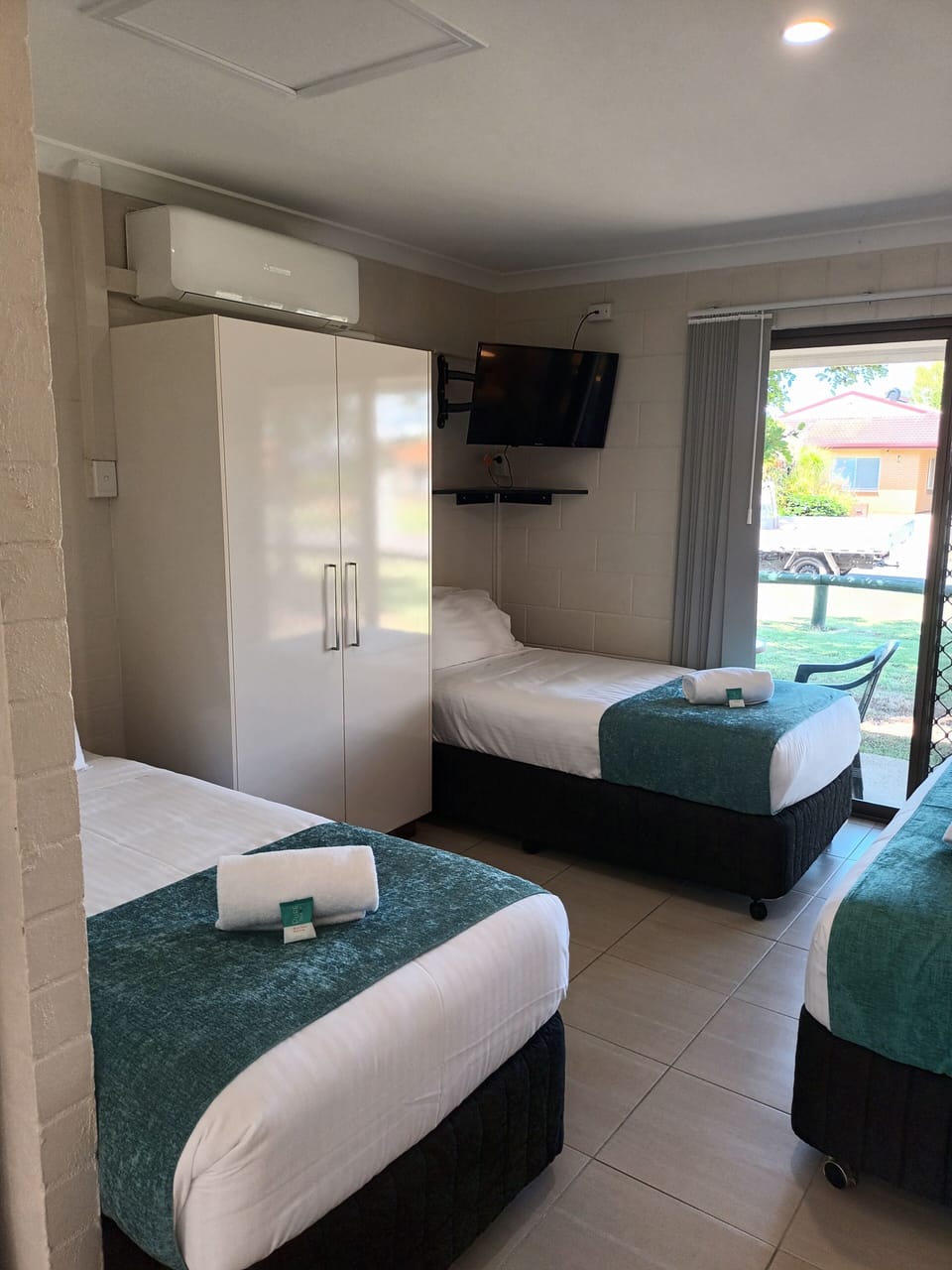 Quadruple Room | Bathroom | Free toiletries, hair dryer