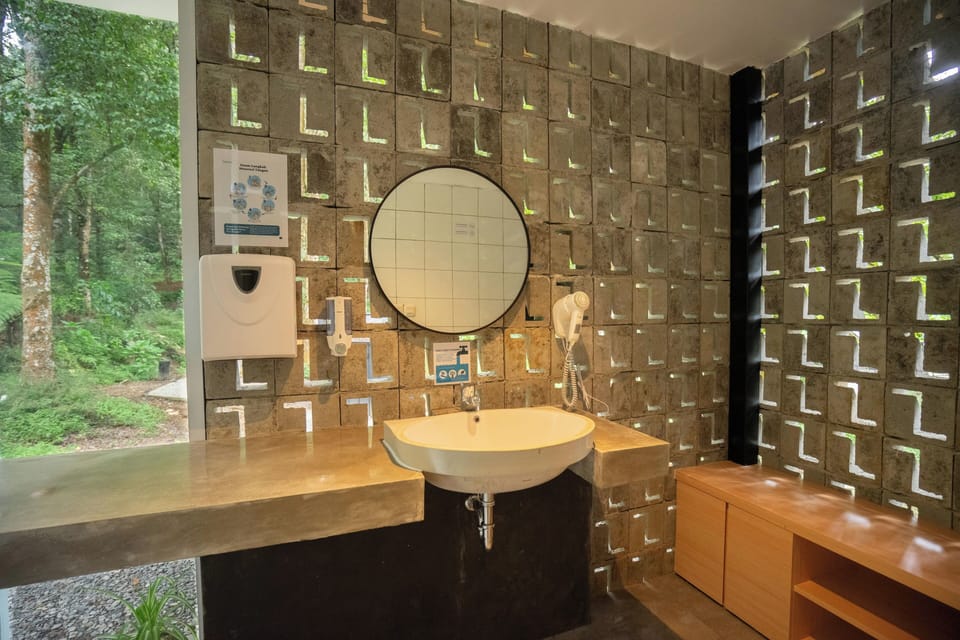 Standard Cabin, Shared Bathroom | Bathroom | Shower, rainfall showerhead, free toiletries, hair dryer